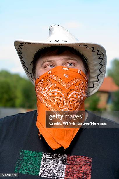 close-up of a cowboy covering his face with a bandana - bandana - fotografias e filmes do acervo