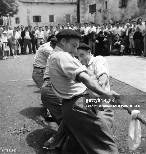 Epreuve de tir à la corde sur la place d'un village au Pays Basque, Espagne.