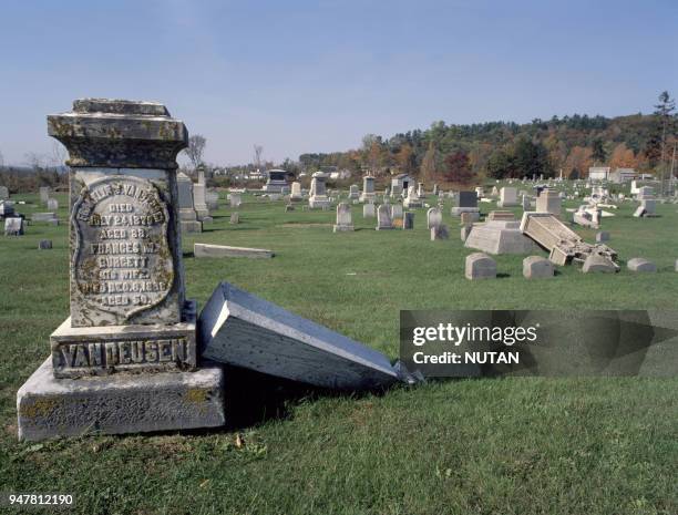 Destructions dans un cimetière après le passage d'une tornade en Nouvelle-Angleterre, Etats-Unis.