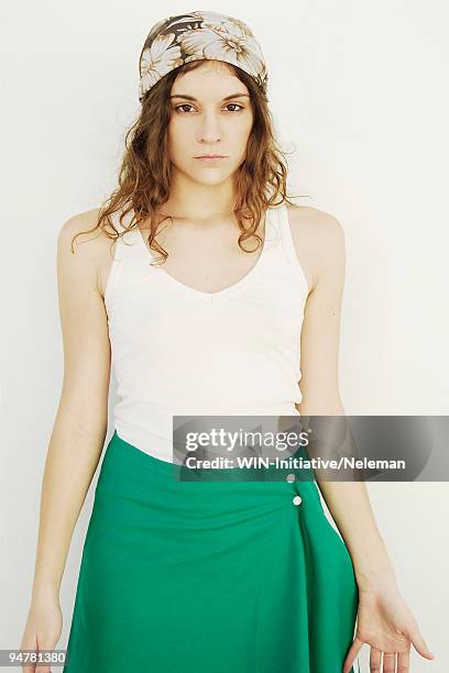 portrait of a woman - jupe verte photos et images de collection