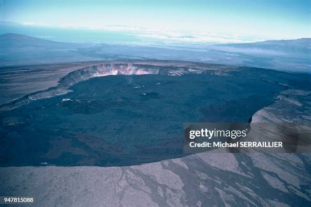 Hawaï, île d'Hawaï, dans le parc national de Hawaii, le cratère du volcan en activité Mauna Loa .