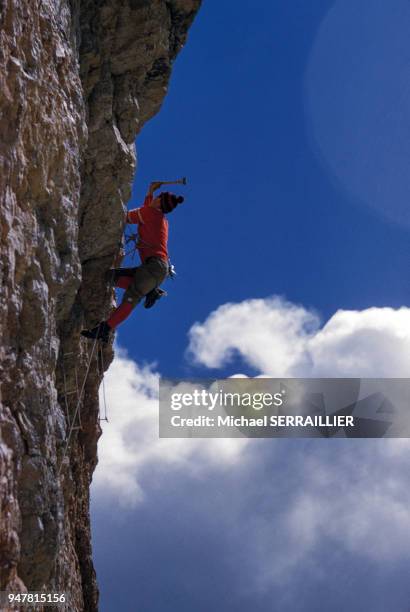 Alpiniste dans le massif des Dolomites, Italie.