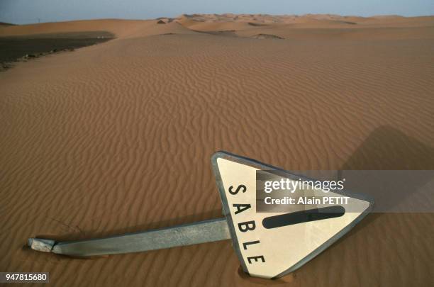 Panneau de signalisation ensablé près d'In Amenas, Algérie.