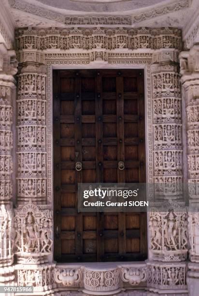 Porte du temple jaïn de Dilwara, sur le mont Abu dans le Rajasthan, en Inde.