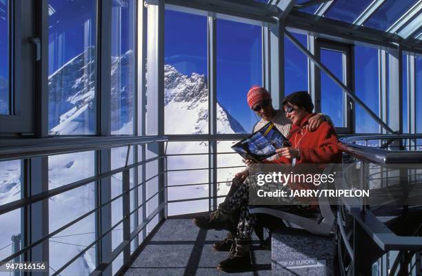 Touristes sur une plate-forme panoramique au sommet du Jungfraujoch, Suisse.