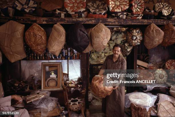 Marchand de poufs en cuir dans le souk du Caire, Egypte.