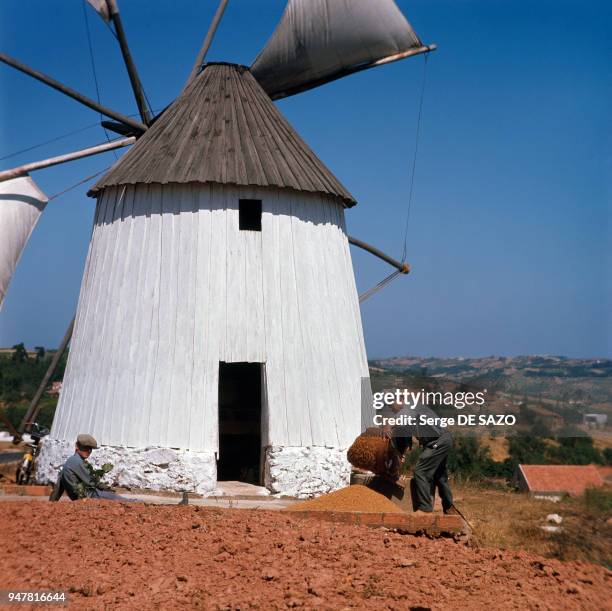 Moulin à vent avec ses meuniers dans la région de Lisbonne, Portugal.