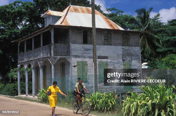 Terrasse d'une maison créole typique sur l'île de la Digue, Seychelles.