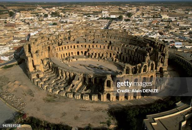 Cet amphithéâtre pouvait accueillir plus de 30000 spectateurs. C'est le 3ème amphithéâtre du monde romain.