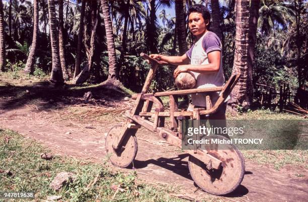 Homme avec un vélo en bois dans la province du Negros oriental, Philippines.