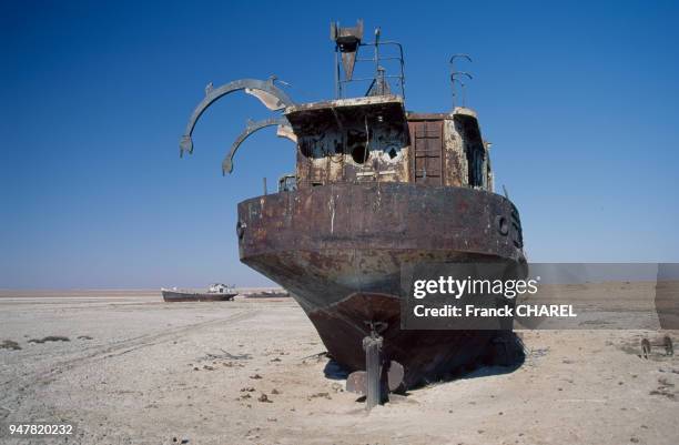 Epave d'un bateau échoué à cause de l'assèchement de la mer d'Aral, Kazakhstan.