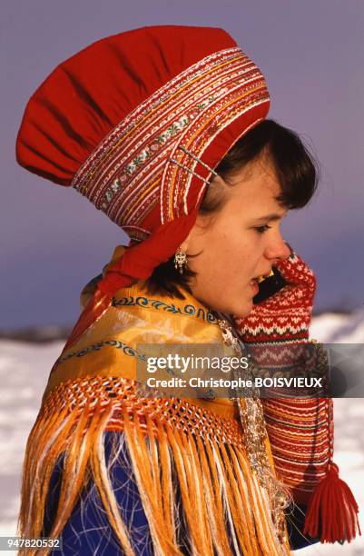 Jeune femme laponne utilisant un téléphone portable, dans le comté de Finnmark, Norvège.