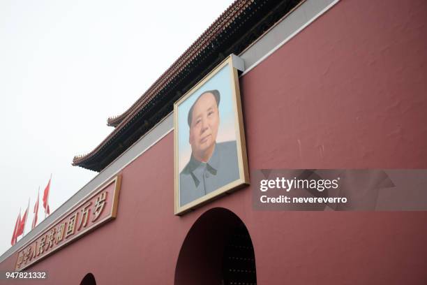 poort van het tiananmen-plein in peking - communistische partij stockfoto's en -beelden