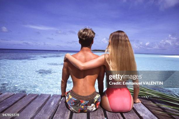 Couple en vacances sur une plage des Maldives.