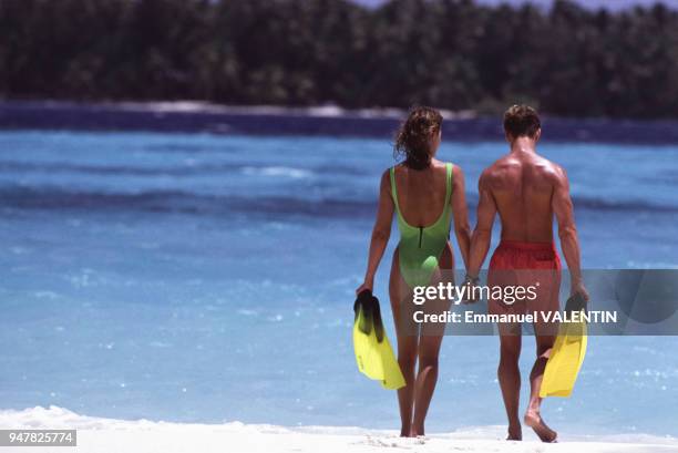 Couple en vacances sur une plage des Maldives.