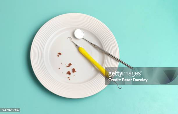 dentist's plate with cake crumbs - plaque bacteria fotografías e imágenes de stock