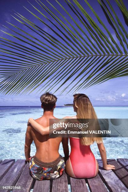 Couple en vacances sur une plage des Maldives.