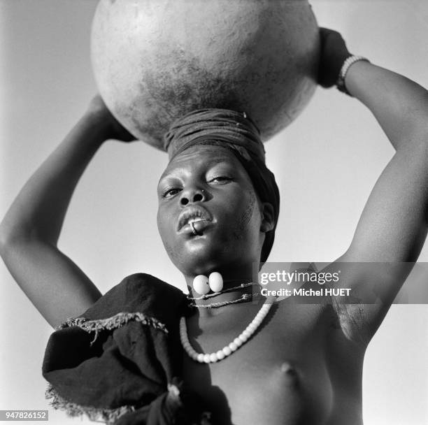 Femme portant une calebasse sur la tête au Mali.