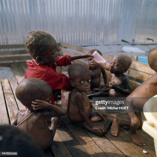 Enfants souffrant de la faim pris en charge par la Croix-Rouge, lors de la famine causée par la guerre du Biafra au Nigéria.