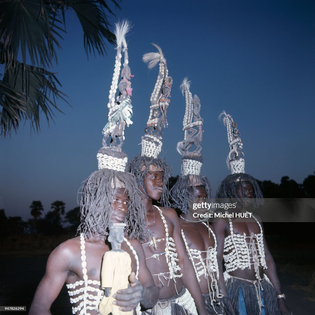 Bamara Hommes Bambara portant des masques Ciwara à cimier lors d'un rituel ...