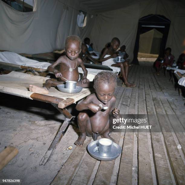 Enfants souffrant de la faim pris en charge par la Croix-Rouge, lors de la famine causée par la guerre du Biafra au Nigéria.