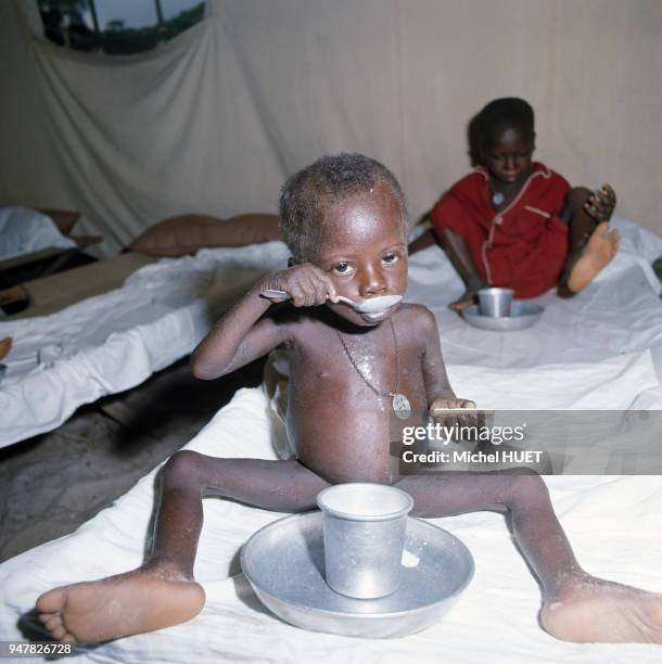 Enfants souffrant de la faim pris en charge par la Croix-Rouge, lors de la famine causée par la guerre du Biafra au Nigéria.