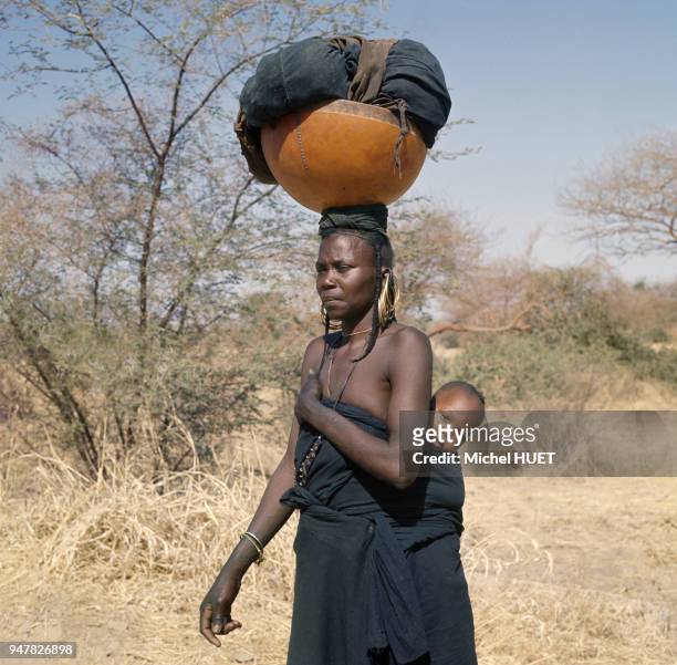 Femme nomade Peul avec son bébé au Mali.