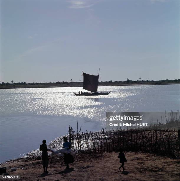 Bateau à voile sur une rivière au Sénégal.