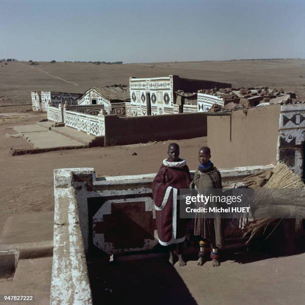 Femmes dans un village Ndébélés près de Johannesburg, Afrique du Sud.