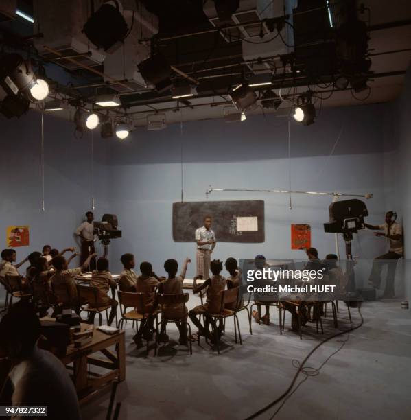 Salle de classe sur le plateau d'une émission de télévision en Côte d?Ivoire.