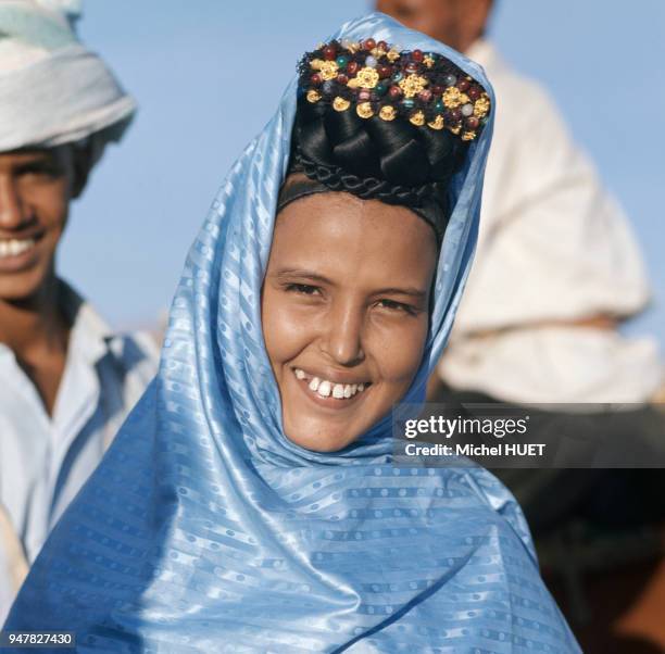 Portrait d'une jeune femme touareg en Mauritanie.