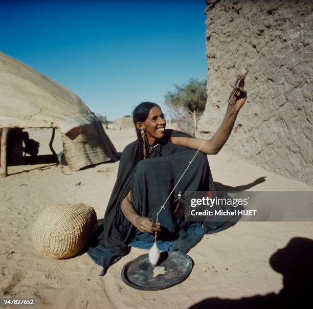 Femme filant la laine au Mali.