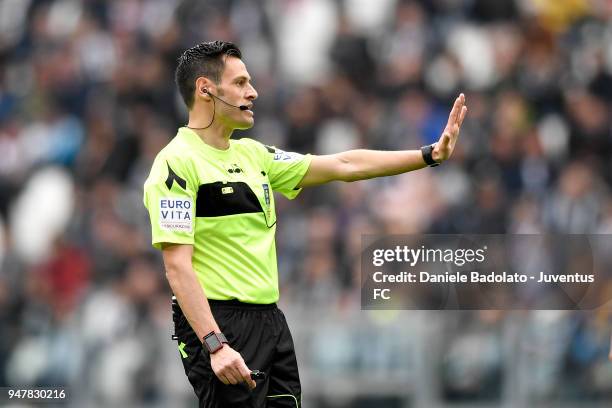 Maurizio Mariani in action during the serie A match between Juventus and UC Sampdoria at Allianz Stadium on April 15, 2018 in Turin, Italy.