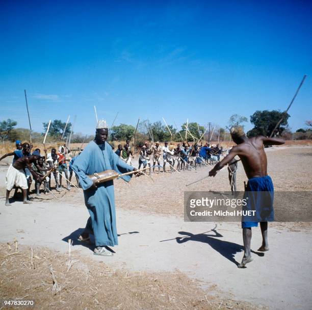 Battage du mil au fléau dans un village Bambaras au Mali.