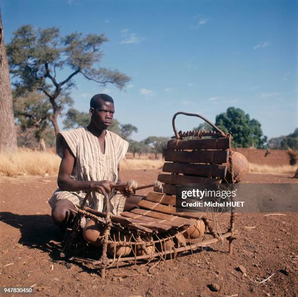 Joueur de xylophone Bobo au Burkina Faso.