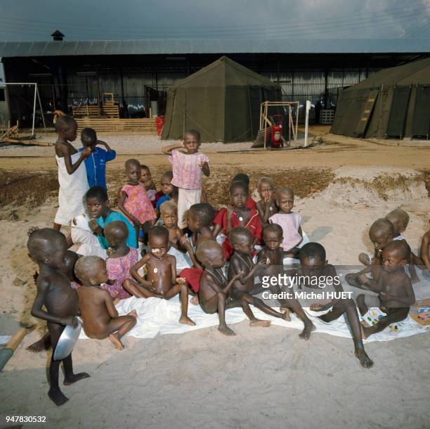 Enfants souffrant de la faim pris en charge par la Croix-Rouge, lors de la famine causée par la guerre du Biafra au Nigéria.