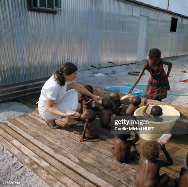 Enfants souffrant de la faim pris en charge par la Croix-Rouge, lors de la famine causée par la guerre du Biafra au Nigéria.