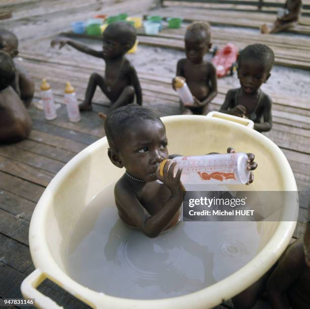 Enfants souffrant de la faim pris en charge par la Croix-Rouge, lors de la famine causée par la guerre du Biafra au Nigéria.