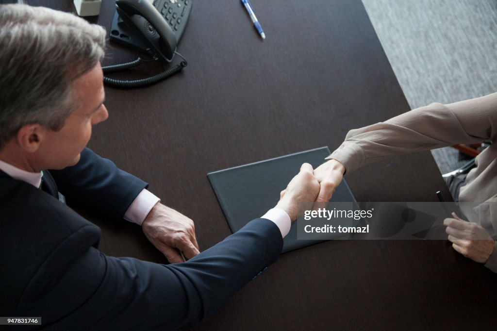 Avtal signerat handslag