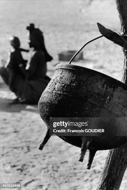 Femme et son enfant Himba dans le village de Pourros en Namibie en juin 2004.