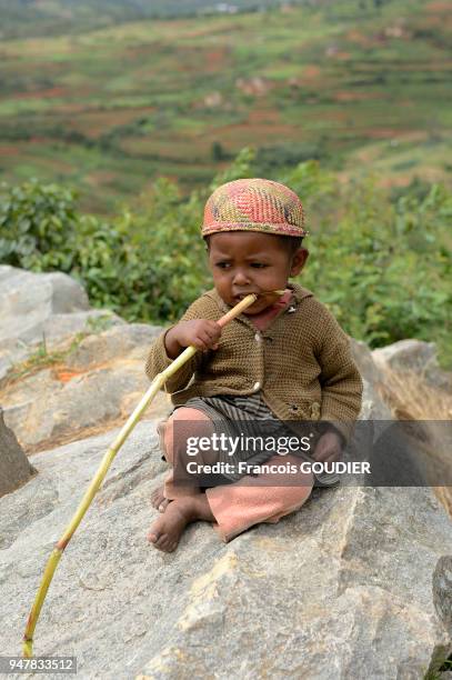 Enfant près d'un village entre Ambalavao et le Massif de l'Isalo en février 2013, Madagascar.