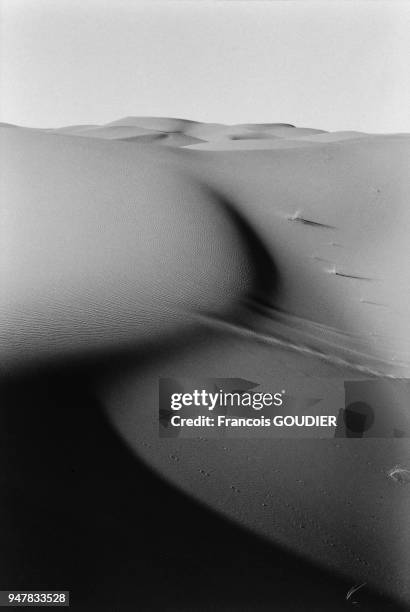 Dune de sable dans le desert en novembre 2005, dans les environs de Merzouga, Maroc.