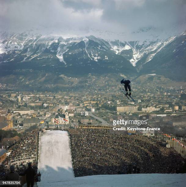Epreuve du saut à ski lors des jeux olympiques d'hiver de 1964 à Innsbruck, Autriche.