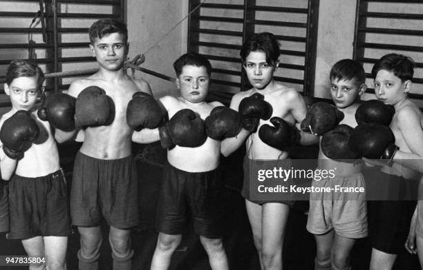 Un groupe de petits garçons hongrois lors d'un entraînement de boxe en Hongrie.