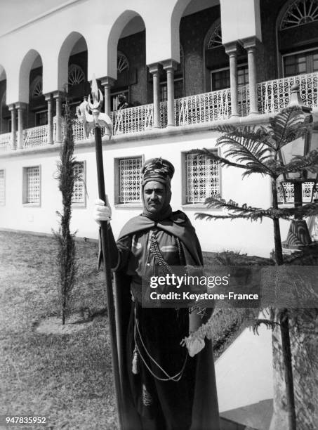 Un garde royla marocain muni de sa hallebarde au Maroc.