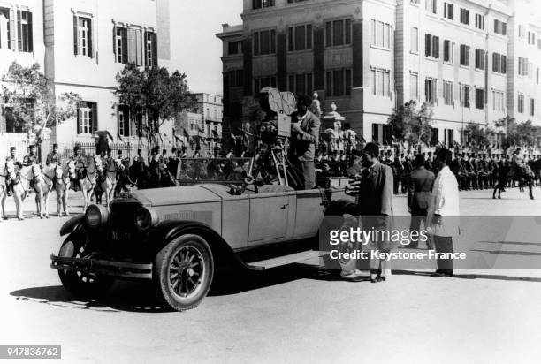 Caméraman filmant la garde royale lors d'un tournage en Egypte, circa 1930.