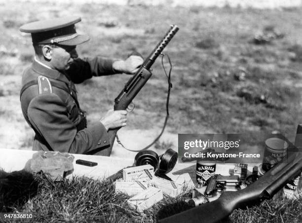 Un policier tchèque enlève des cartouches d'un fusil mitrailleur d'un modèle nouveau confisqué à l'armée allemande, en Tchécoslovaquie en septembre...