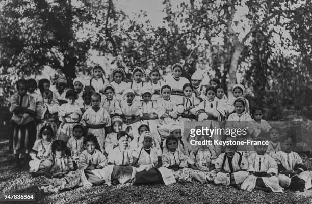 Elèves dans une école de broderie, au Maroc en 1934.