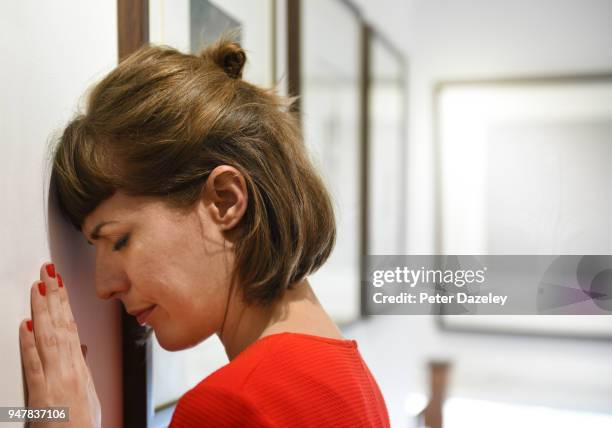 woman having a bad day - crisis de los cuarenta fotografías e imágenes de stock