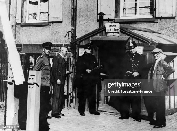 Poste de douane avec des douaniers dans la Sarre, circa 1930 en Allemagne.